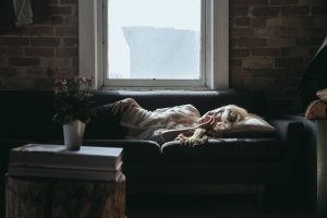 女性が疲れて横たわる画像悲しそう