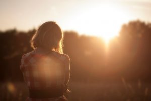 女性の後ろ姿サンセットと白人女性